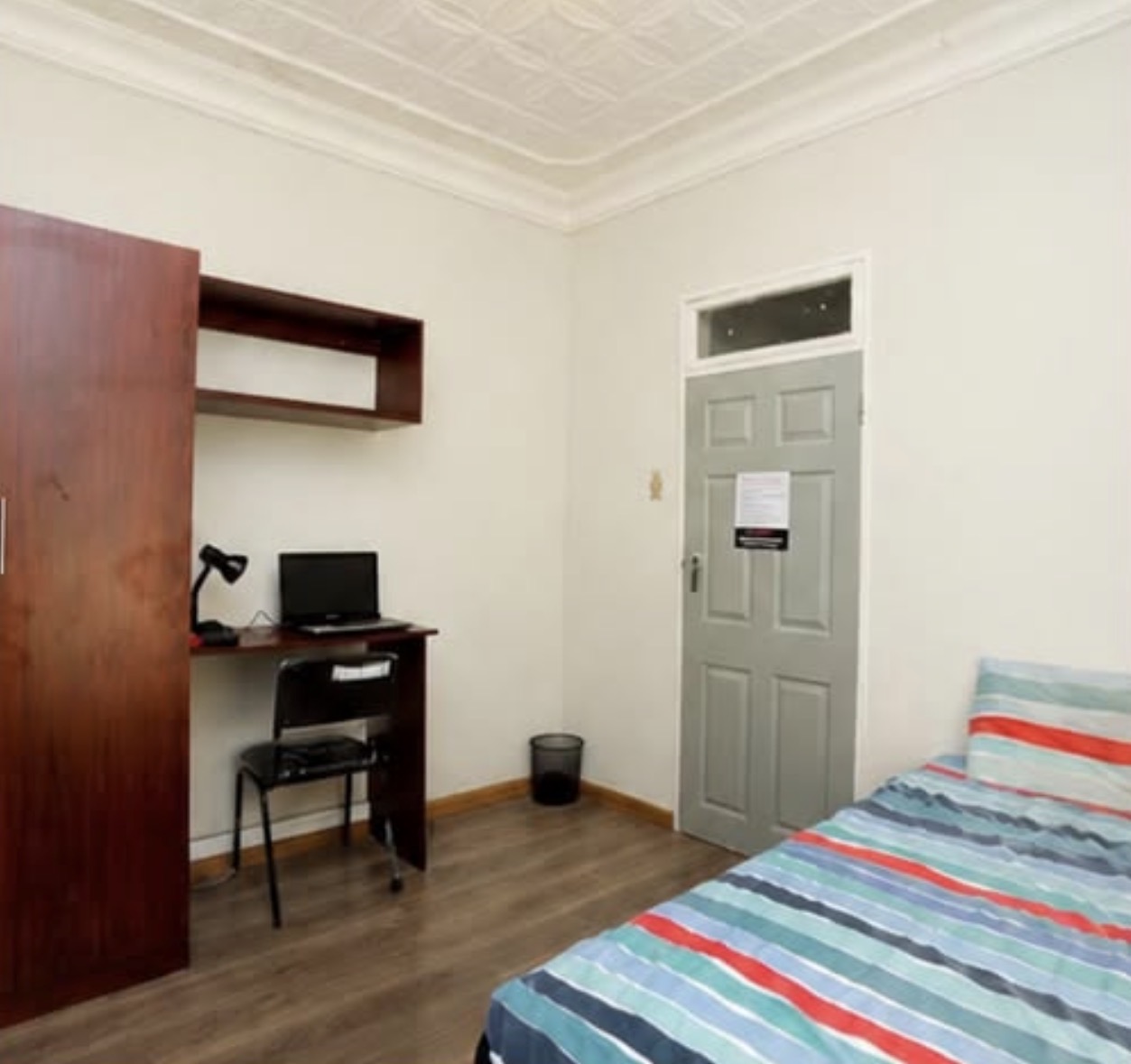 Residence Elykia bedroom with study desk